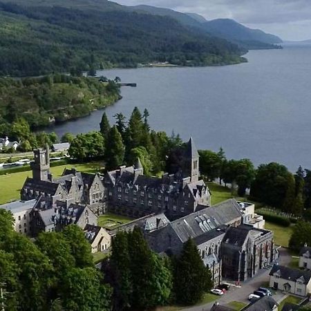 The Classrooms, Loch Ness Abbey - 142M2 Lifestyle & Heritage Apartment - Pool & Spa - The Highland Club - Resort On Lake Shores Fort Augustus Dış mekan fotoğraf