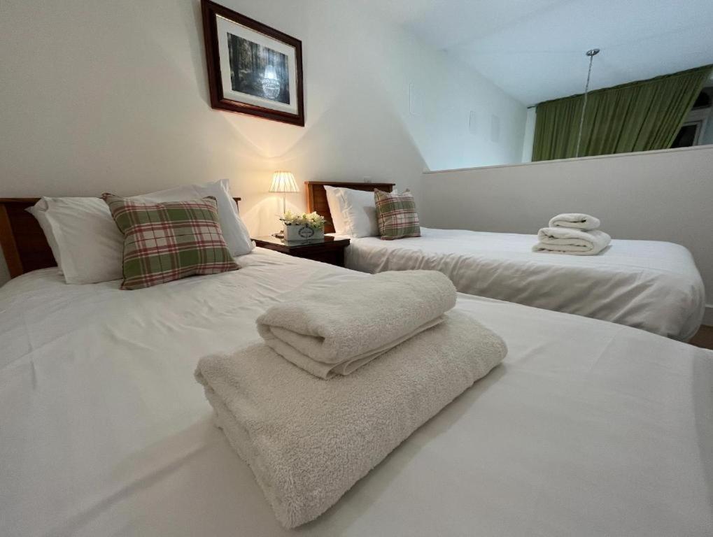 The Classrooms, Loch Ness Abbey - 142M2 Lifestyle & Heritage Apartment - Pool & Spa - The Highland Club - Resort On Lake Shores Fort Augustus Dış mekan fotoğraf