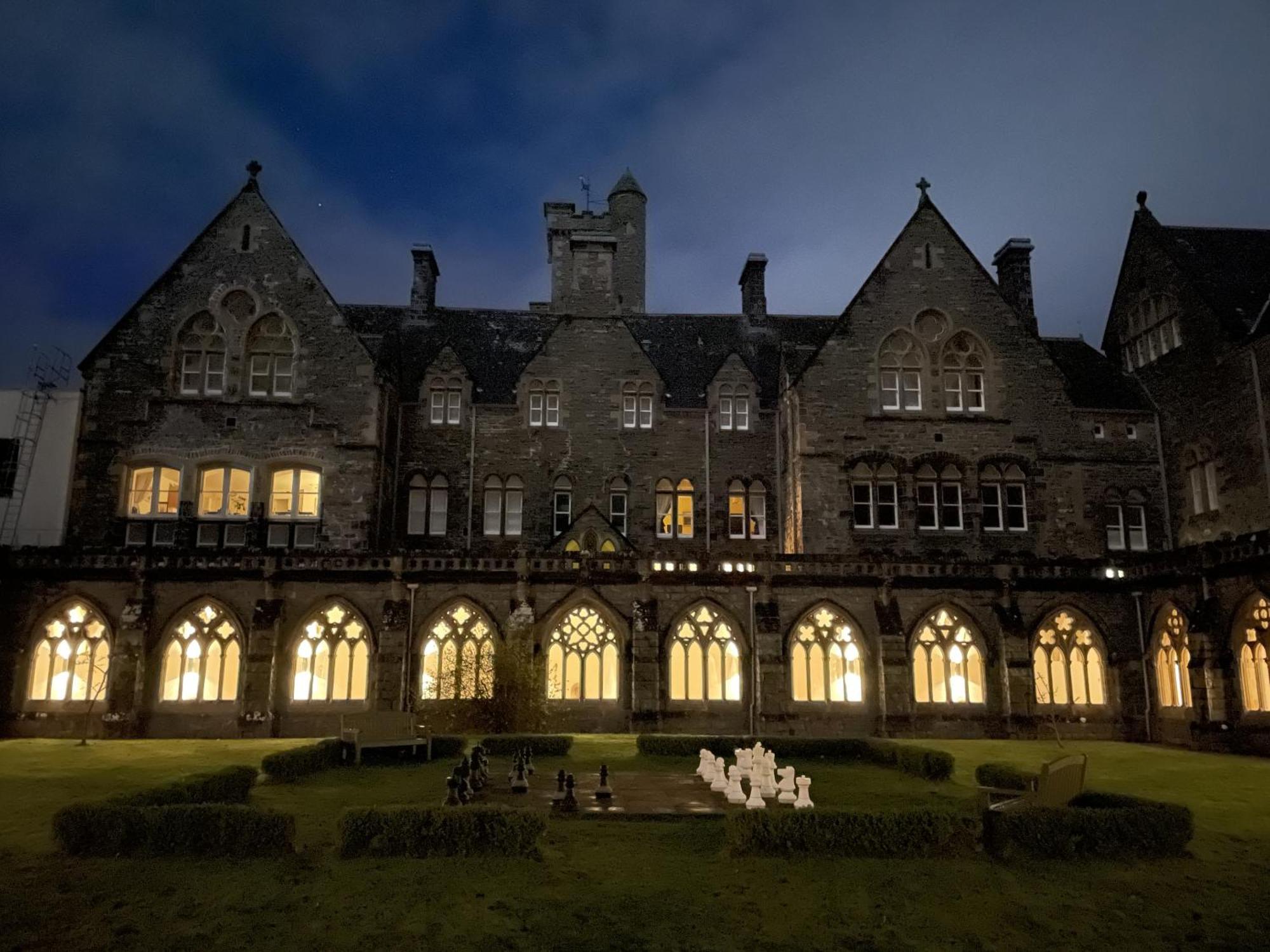The Classrooms, Loch Ness Abbey - 142M2 Lifestyle & Heritage Apartment - Pool & Spa - The Highland Club - Resort On Lake Shores Fort Augustus Dış mekan fotoğraf