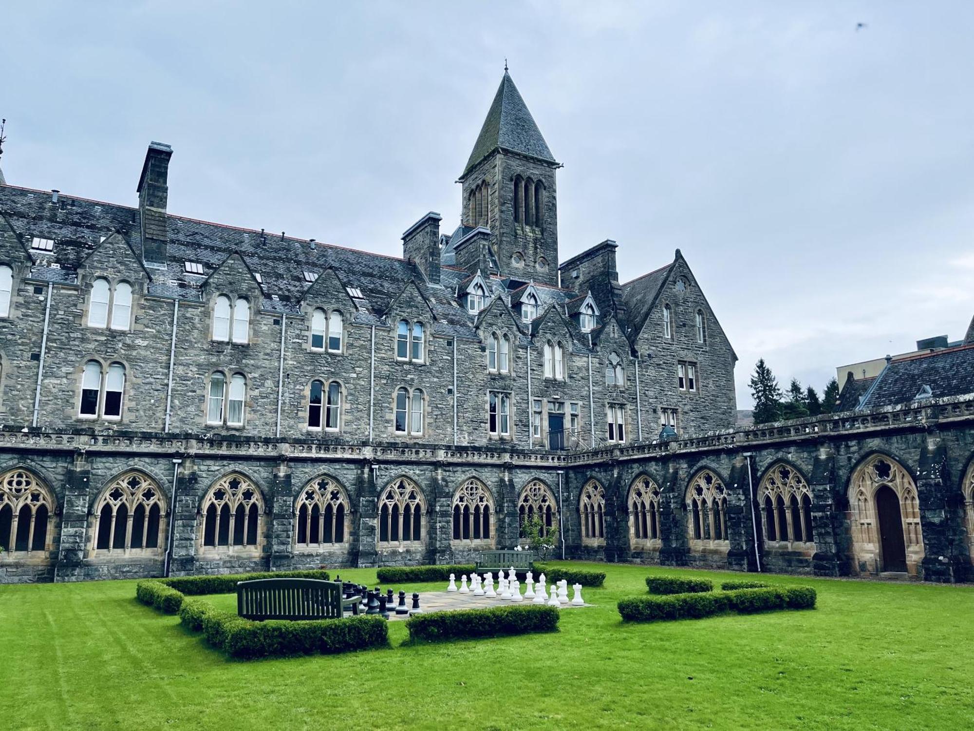 The Classrooms, Loch Ness Abbey - 142M2 Lifestyle & Heritage Apartment - Pool & Spa - The Highland Club - Resort On Lake Shores Fort Augustus Dış mekan fotoğraf